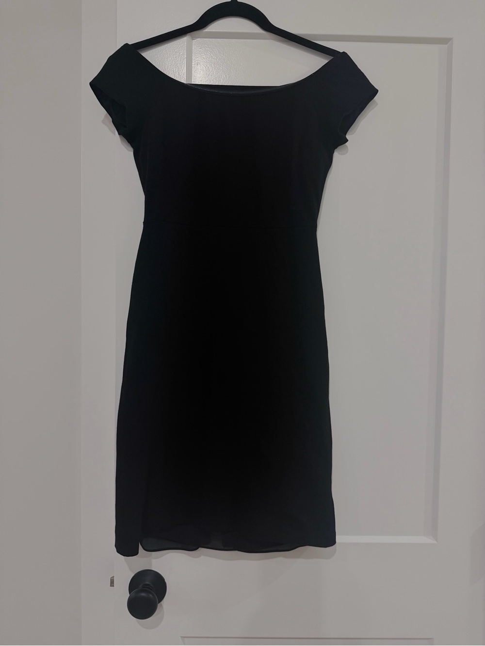 Alice + Olivia Black Off-Shoulder Midi Dress